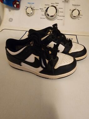 Nike Kids Black and White Low-Top Sneakers "Panda Dunks"!